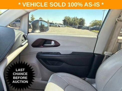 Used 2017 Chrysler Pacifica Limited w/ UConnect Theater Package FWD image 24