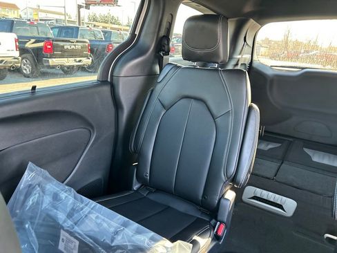 New 2026 Chrysler Pacifica Select image 12