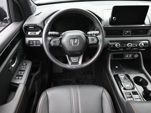 Used 2025 Honda Pilot TrailSport image 15