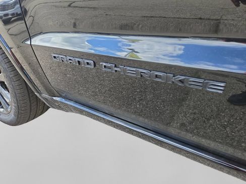 Used 2021 Jeep Grand Cherokee Altitude AWD/4WD image 12
