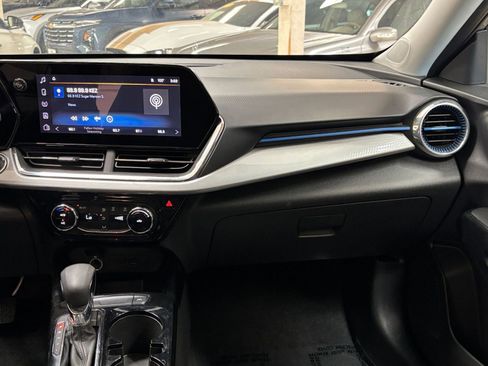 Used 2025 Chevrolet Trax LT FWD image 34