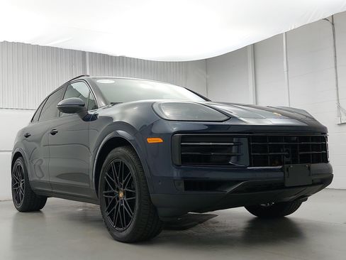Certified 2024 Porsche Cayenne w/ Premium Package Plus (PFM) AWD/4WD image 9