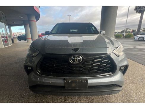 Used 2022 Toyota Highlander LE image 3
