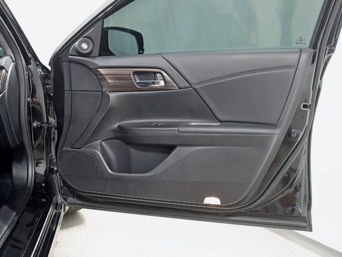 Used 2016 Honda Accord Touring image 32