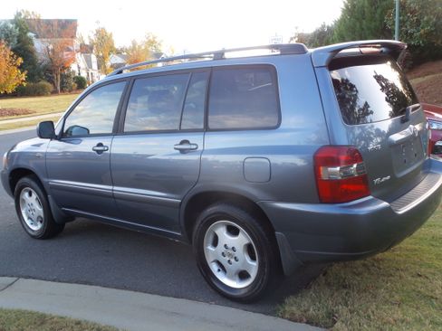 Used 2005 Toyota Highlander 4WD V6 w/ 3rd Row image 9