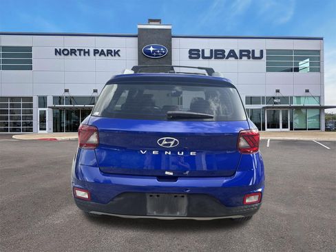 Used 2022 Hyundai Venue Limited w/ Cargo Package FWD image 4