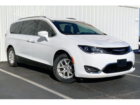 Used 2020 Chrysler Pacifica Touring-L image 2