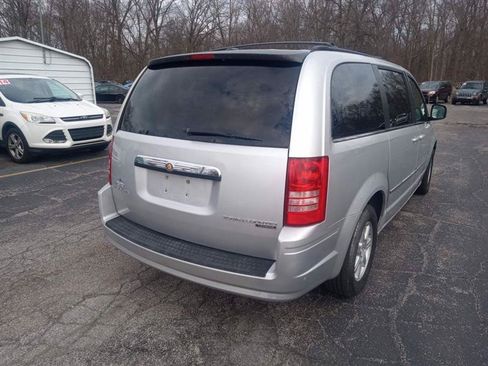 Used 2010 Chrysler Town & Country Touring FWD image 16