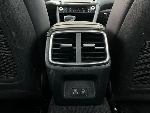 Used 2025 Genesis G70 2.5T image 13