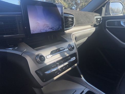 Used 2022 Ford Explorer XLT w/ Equipment Group 202A image 9