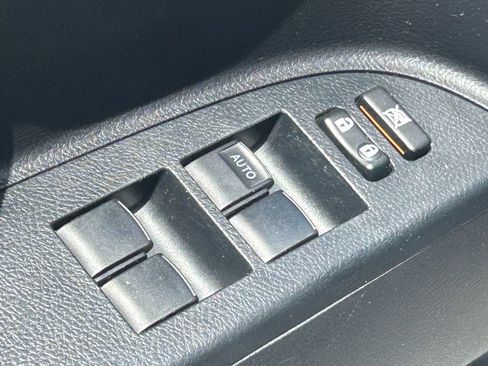 Used 2012 Toyota Highlander 4WD Hybrid w/ Leather Pkg image 29