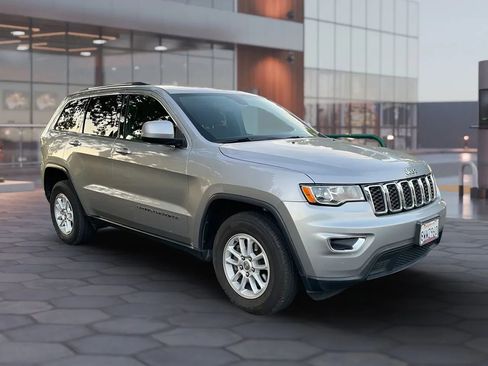 Used 2018 Jeep Grand Cherokee Laredo image 4