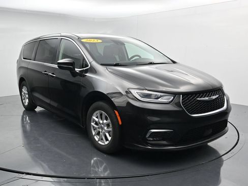 Used 2023 Chrysler Pacifica Touring-L FWD image 2