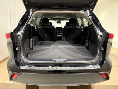 Used 2023 Toyota Highlander XLE FWD image 12