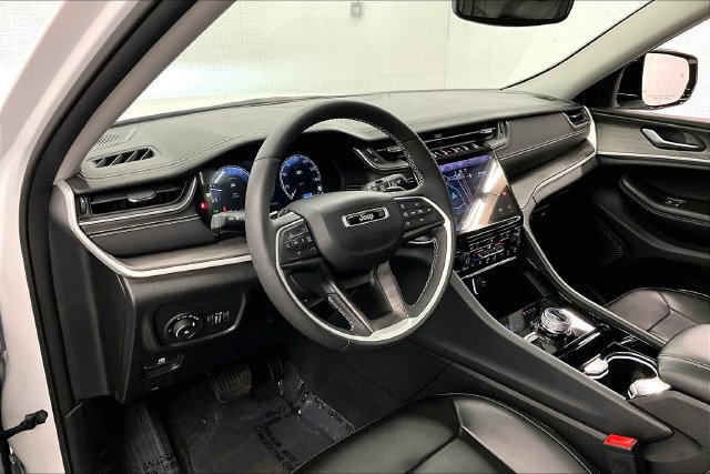 Used 2023 Jeep Grand Cherokee Limited w/ Black Appearance Package AWD/4WD image 16