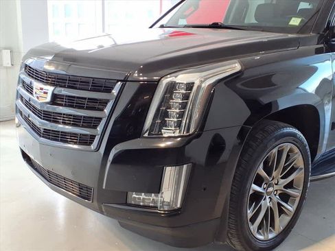 Used 2020 Cadillac Escalade Luxury w/ Escalade Sport Edition image 7