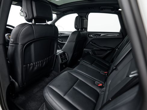 Certified 2025 Porsche Macan AWD/4WD image 22