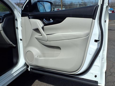 Used 2022 Nissan Rogue Sport SV w/ Technology Package image 12