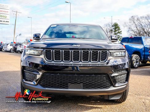 Used 2025 Jeep Grand Cherokee Laredo image 3