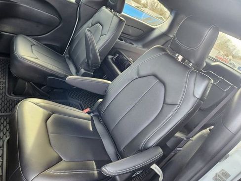 New 2025 Chrysler Pacifica Select w/ Fav Edition Package FWD image 7