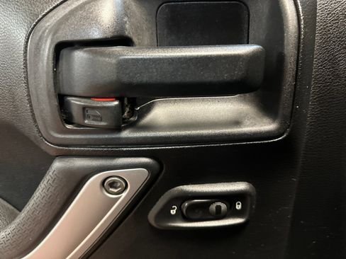 Used 2013 Jeep Wrangler Unlimited Rubicon w/ Dual Top Group image 10