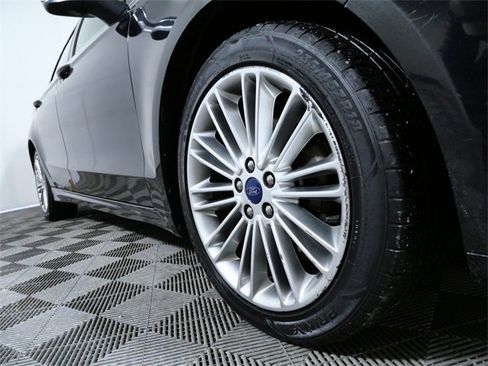 Used 2015 Ford Fusion SE w/ Equipment Group 202A image 2