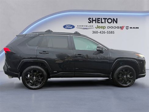 Used 2022 Toyota RAV4 SE image 6