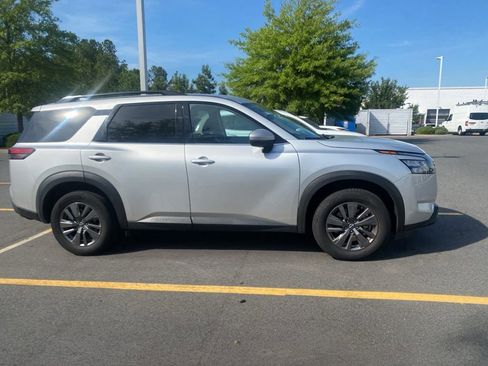 Certified 2024 Nissan Pathfinder SV FWD image 2