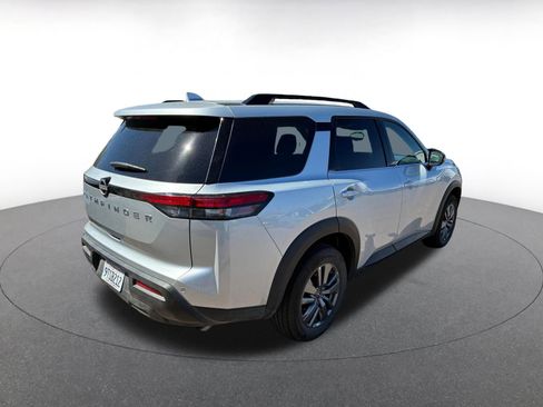 Used 2025 Nissan Pathfinder SV image 4