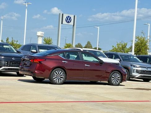 Used 2024 Nissan Altima 2.5 SV FWD image 8
