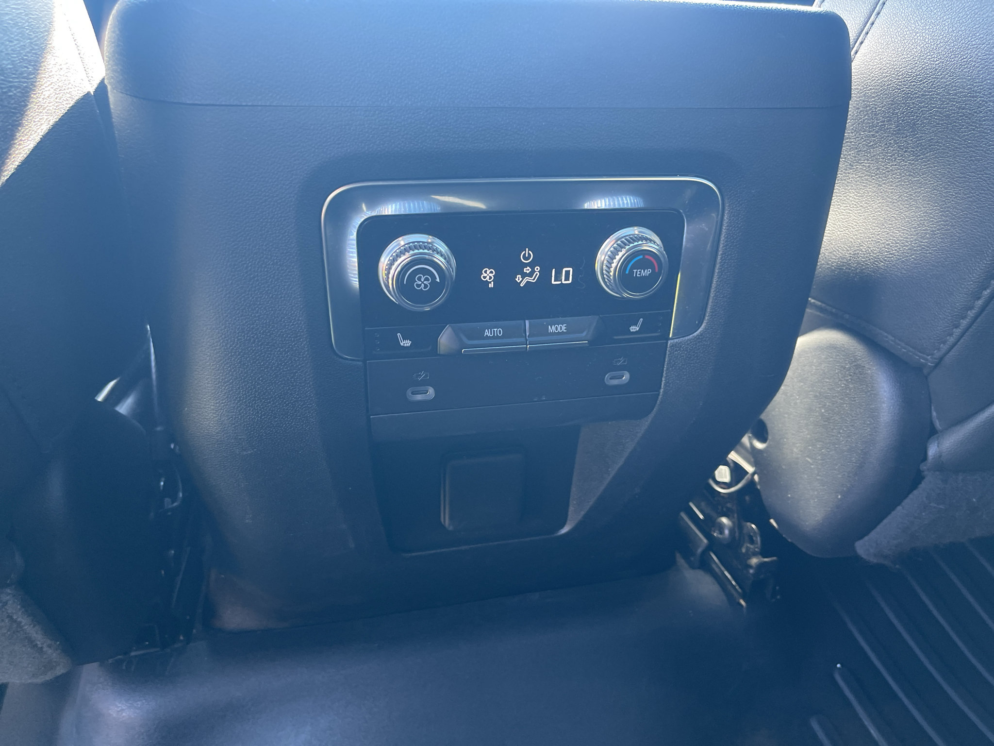 Used 2023 GMC Yukon XL SLT w/ SLT Luxury Package AWD/4WD image 33