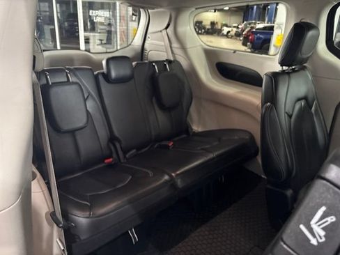 Used 2023 Chrysler Pacifica Touring-L w/ Uconnect Theater Family Group AWD/4WD image 43