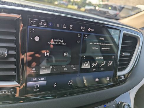 Used 2023 Chrysler Pacifica Touring-L FWD image 12