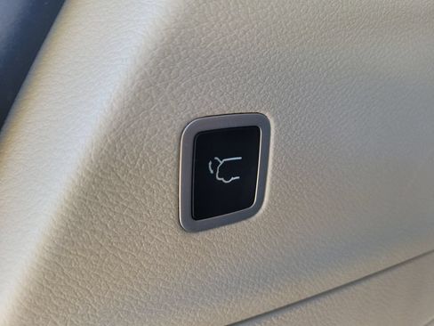 Certified 2024 Chrysler Pacifica Limited FWD image 9