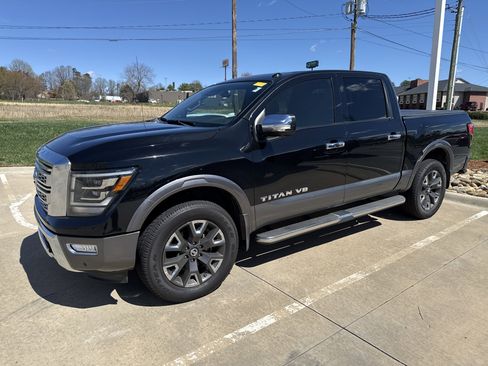Used 2020 Nissan Titan Platinum Reserve w/ Moonroof Package image 5