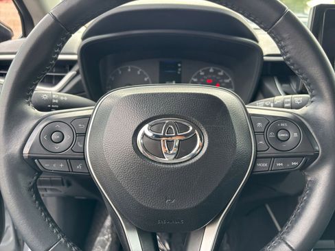 Used 2025 Toyota Corolla Cross LE image 27