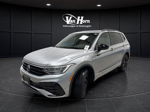 Used 2024 Volkswagen Tiguan SE R-Line AWD/4WD image 3