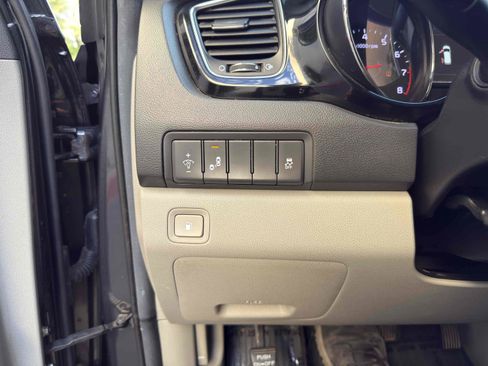 Used 2016 Kia Sedona EX image 36