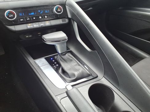 Used 2024 Hyundai Elantra SEL image 18