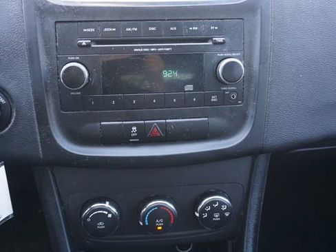 Used 2014 Dodge Avenger SE image 4