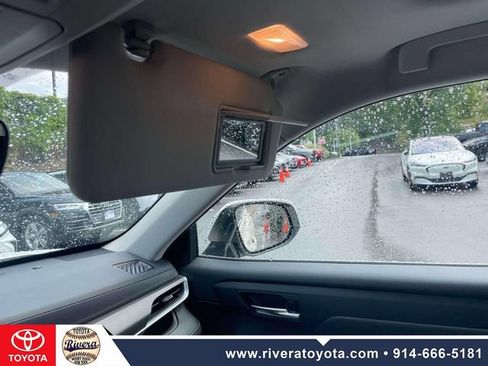 Used 2021 Toyota Highlander XLE AWD/4WD image 33