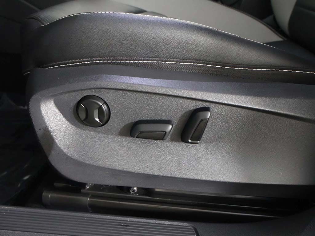 Used 2023 Volkswagen Taos SEL AWD/4WD image 32