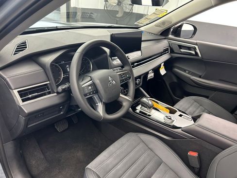 New 2025 Mitsubishi Outlander image 10