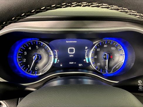 Used 2025 Chrysler Pacifica Select FWD image 12