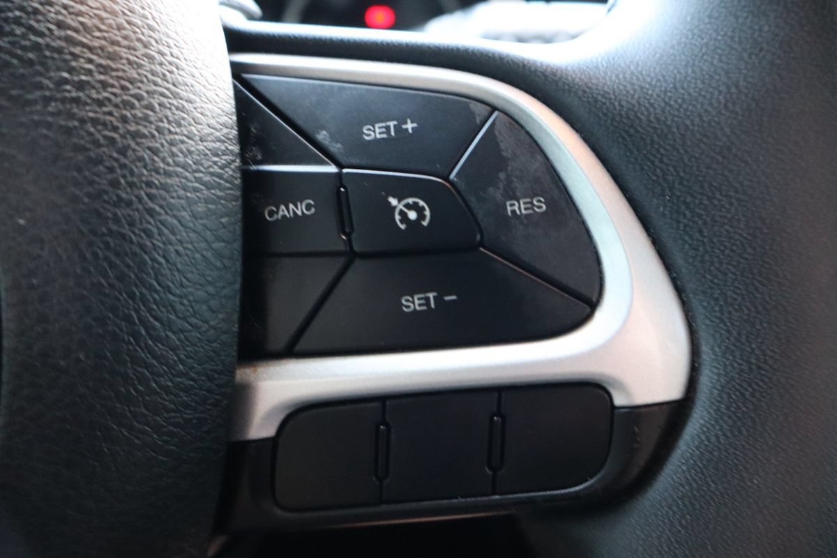 Used 2018 Jeep Renegade Latitude FWD image 30