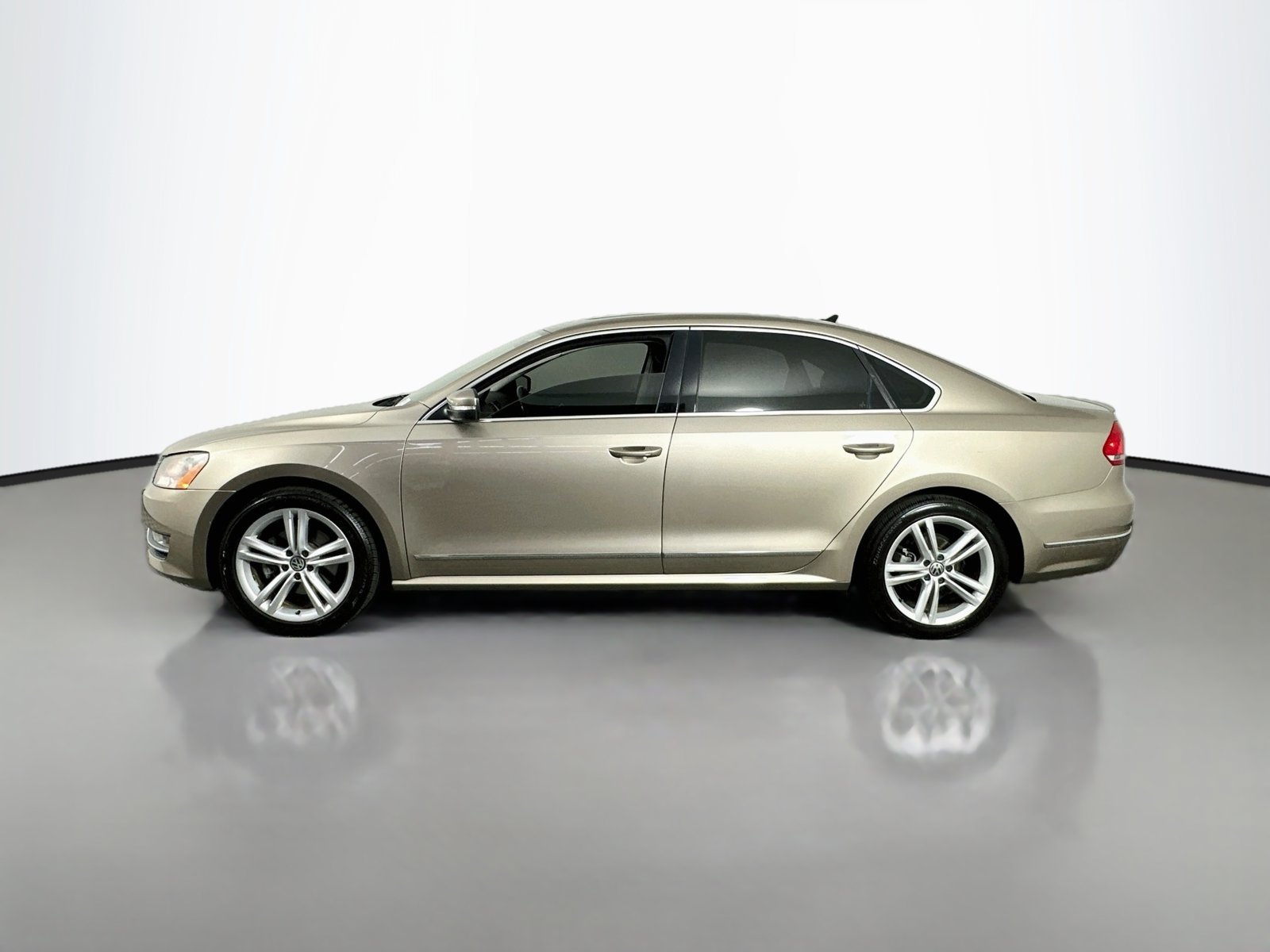 Used 2015 Volkswagen Passat TDI SEL Premium FWD image 4