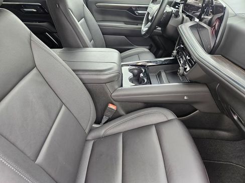 Used 2025 Chevrolet Suburban Z71 AWD/4WD image 14