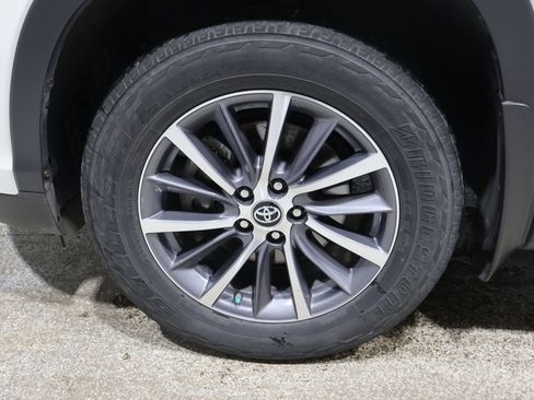 Used 2019 Toyota Highlander XLE image 8