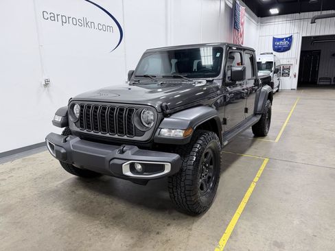 Used 2024 Jeep Gladiator Sport AWD/4WD image 3