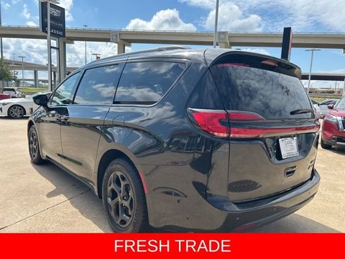 Used 2024 Chrysler Pacifica Premium FWD image 6
